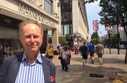 (Nigel Rodgers devant un magasin Marks and Spencer sur Oxford Street à Londres JUSTIN TALLIS  /  AFP)