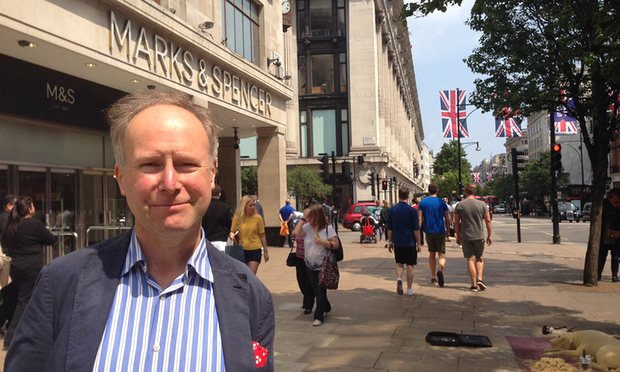 (Nigel Rodgers devant un magasin Marks and Spencer sur Oxford Street à Londres JUSTIN TALLIS  /  AFP)